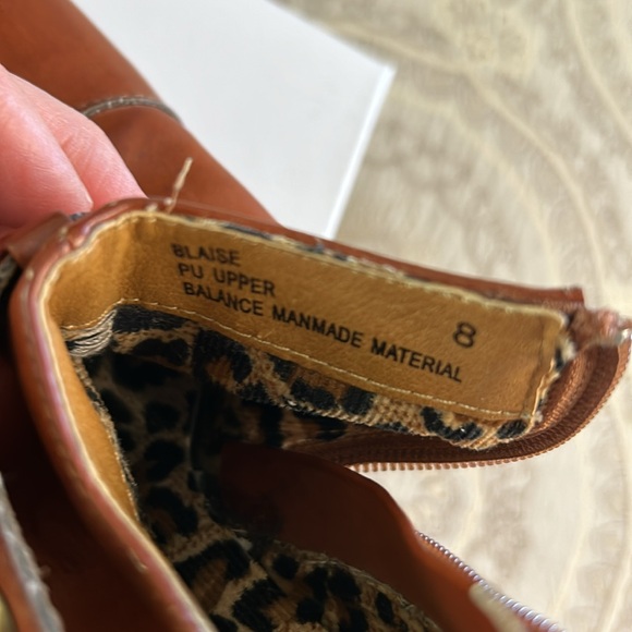 Brown bootie with good detail. 3.5” heel+ 1” platform sole. Size 8 - Picture 12 of 12